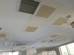テナント天井の補修作業
